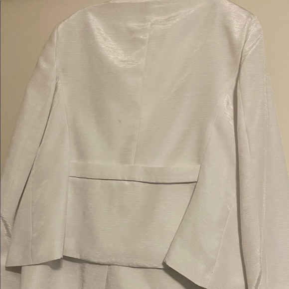 White suit - Picture 4 of 4